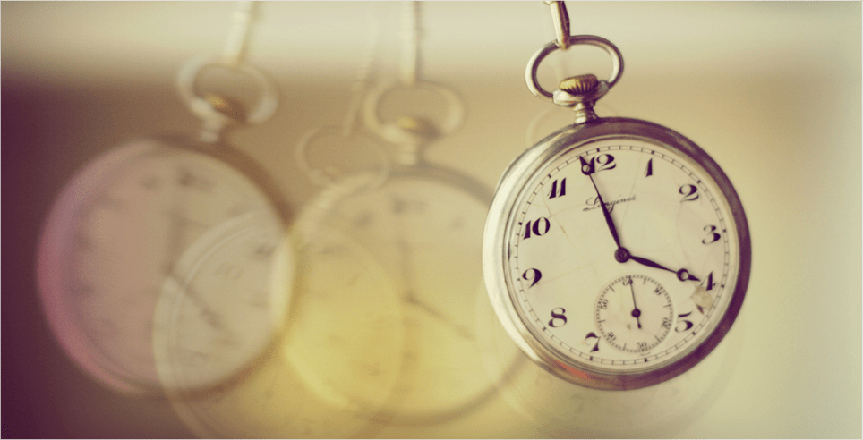 Reloj antiguo que se balancea como un péndulo